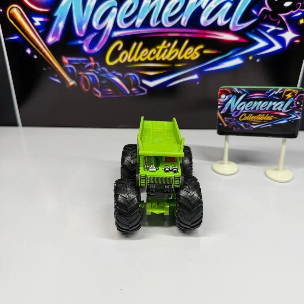 Hot Wheels Monster Truck Gotta Dump Lime Green Construction 1:64 Die-Cast Truck